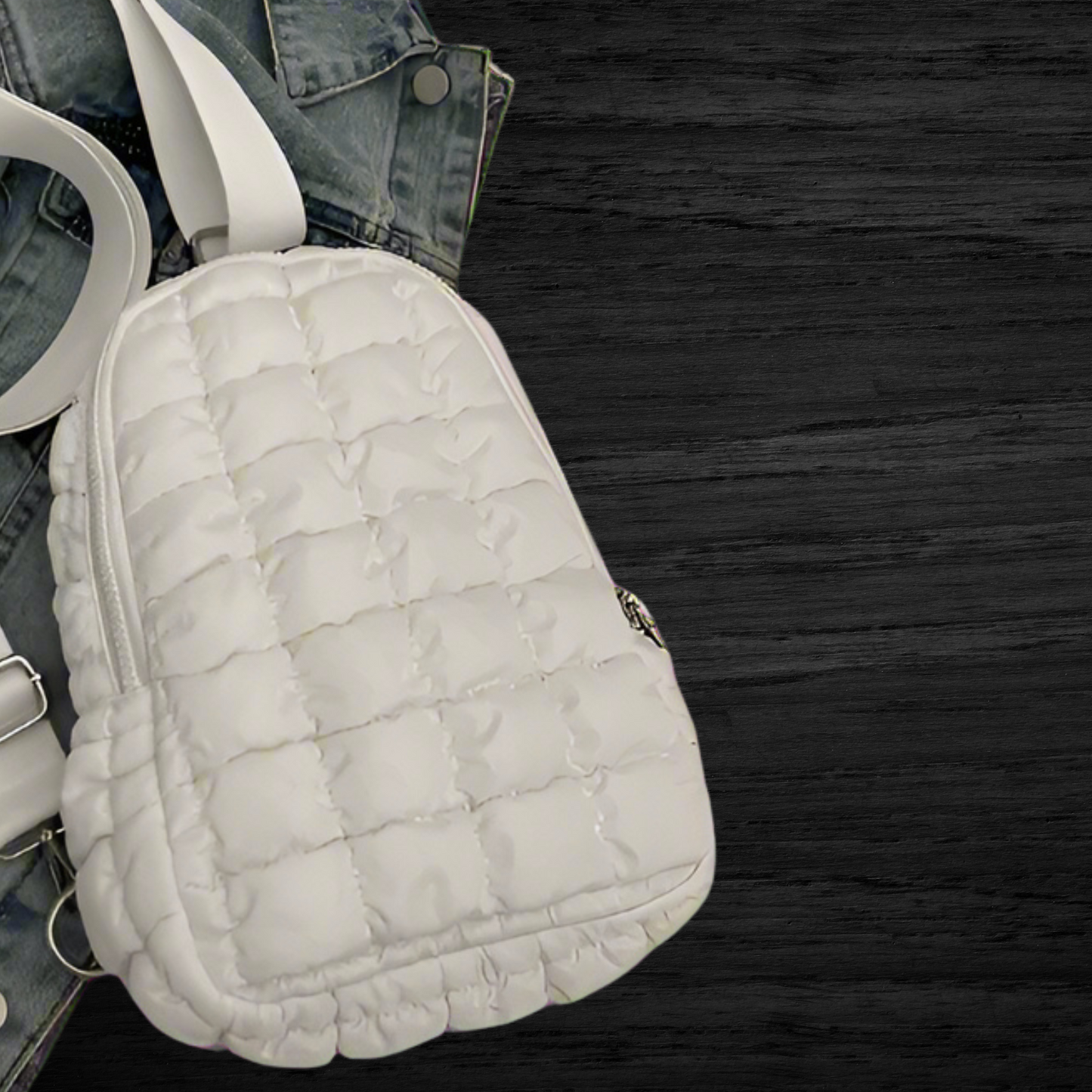 Chic Quilted Crossbody Bag with Adjustable Strap and Zip Closure